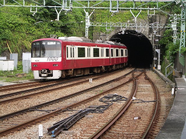 赤い電車～♪京急逸見駅ホームだった？かと