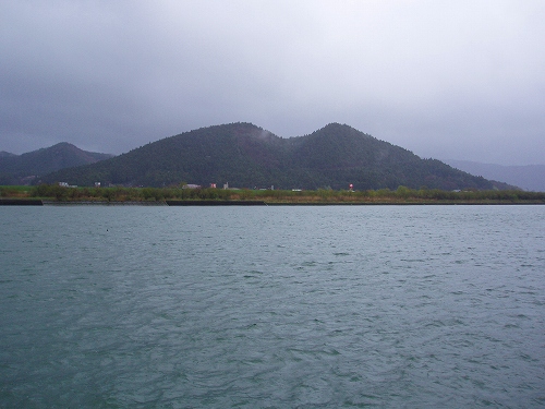 20100428sakura1雨の北上川