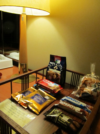 111027_2-07_琵琶湖ホテル室内のお菓子.JPG