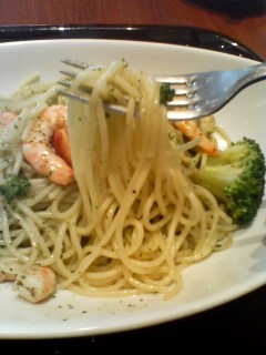 110215_03_バリッシモパスタセット_エビとブロッコリーのジェノベーゼパスタ麺アップ