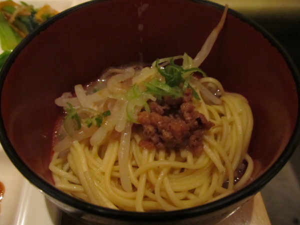 120105_2-06_柿安三尺三寸箸_ホワイト坦々麺.jpg
