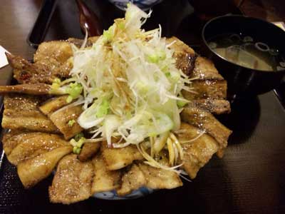 帯広　豚丼1