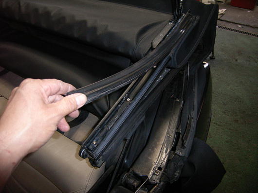 Cピラーと同じ要領で。ここにもリベットが使われてます。