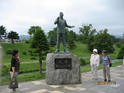 細川たかし像　真狩河川公園内.JPG