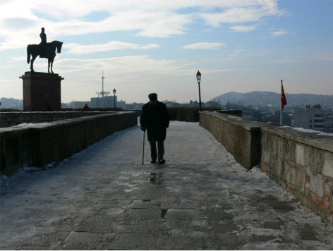 散歩する老人（ハンガリーのブダペスト漁夫の砦）