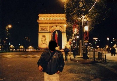 凱旋門をバックに