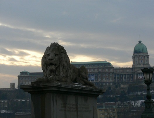 鎖橋のライオンと王宮