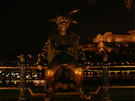 鎖橋近くの少年の像