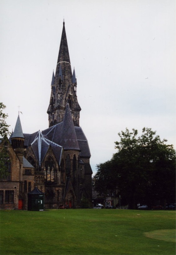 エジンバラで泊まったホテルの前の建物