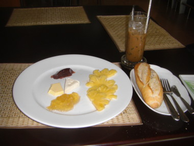 飛行機に乗る前に腹ごしらえ