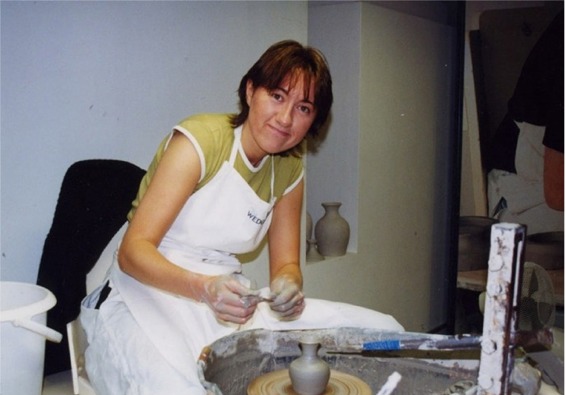 ウエッジ・ウッドで陶器を作る女性