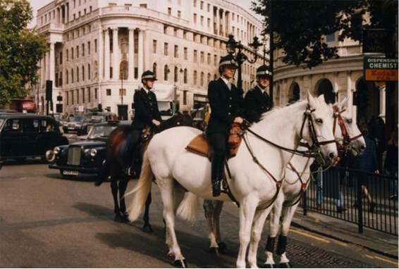 馬でロンドン市内を巡回するおまわりさん