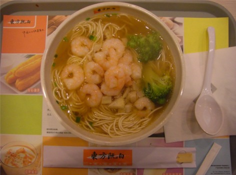 上海駅近くで食べたエビ入り麺