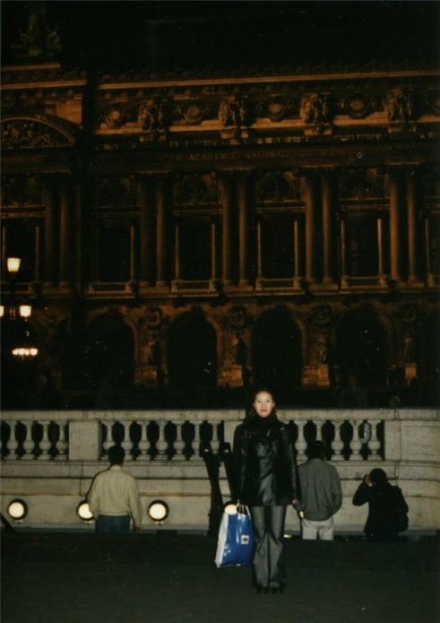 オペラ座の前で