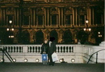 オペラ座をバックに