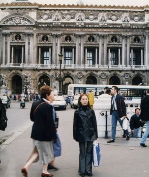 オペラ座の前で