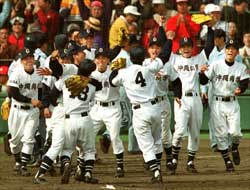 やったぁ～オラ達、優勝でぃ～！ううううううう良く頑張ったべ～　アンナ事もコンナ事もあったけんど　皆で頑張って来たんだぁ～　ふるさとのバサマもテレビ見てるがい？オラ達、優勝旗、獲ったどぉ～！ヽ(´･∀･`)ﾉ ﾊﾞﾝｼﾞｬｰｲ♪