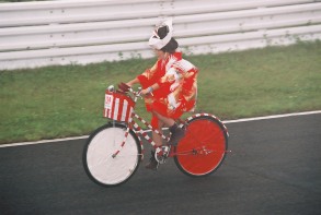 うををををを!アチャ~お色直しに手間ドッチまったぜぇ~!よっしゃ!待っててけろぉ~この目出度い紅白チャリで、おら今いぐべ~。