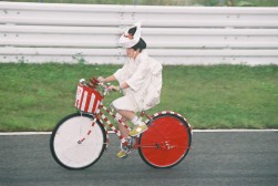 やっべ~!結婚式に間に合わね~オラオラオラそこドケそこドケ、嫁さんが通るだよぉ~♪よっしゃダッシュでいくべええええ!