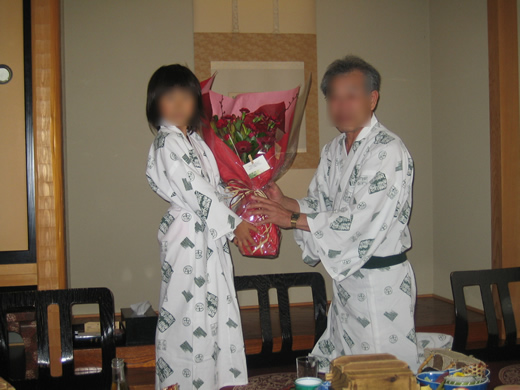 孫から爺さんへ花束贈呈。