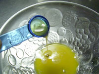 卵に蜂蜜いれて～