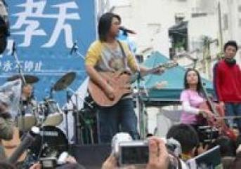 孝天熱唱