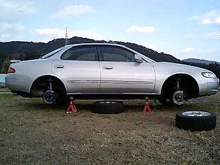 ジャッキアップしてタイヤを外した