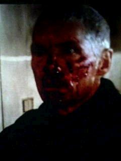 ペン、血まみれ