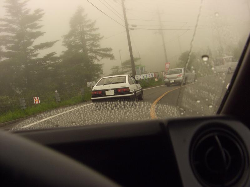 霧の霧降道路