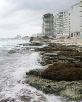 ２２日、メキシコのリゾート地カンクンで、ハリケーン襲来で砂が流され岩が露出したビーチ（ロイター）
