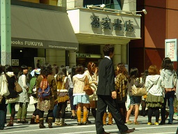 銀座福家書店前