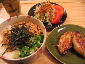 ネバネバ丼・鶏手羽中焼き・小えびサラダ