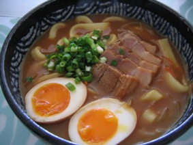 豚の角煮と煮卵のせカレーうどん