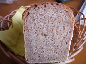 ライ麦ブレッド断面.jpg
