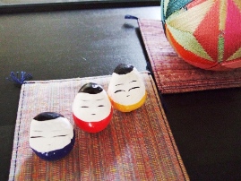 起き上がり小法師とまり