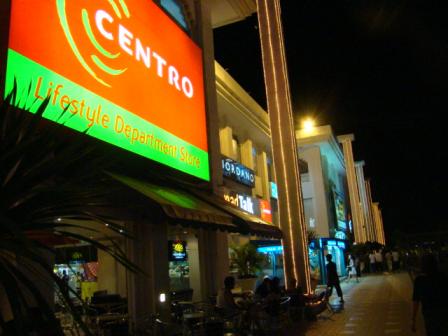 ディスカバリーモール前にて