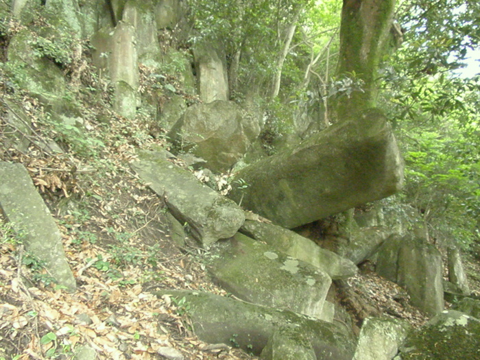 3) 米神山　大巨石群