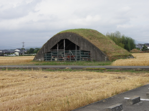 農機具倉庫となっている掩体壕　(城井1号掩体壕横)