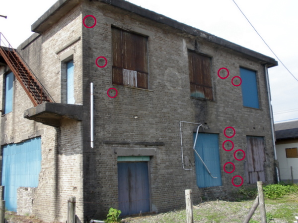 機銃掃射による弾痕跡　(ﾊﾟﾗｼｭｰﾄ工場と言われている)