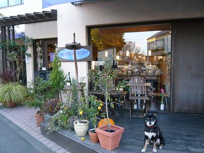 ケーキ屋さんの前で。