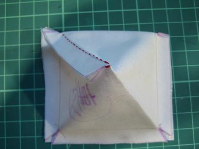 ピラミッドの底を畳んだところ。