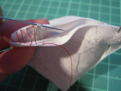 あき口を「コの字とじ」する。