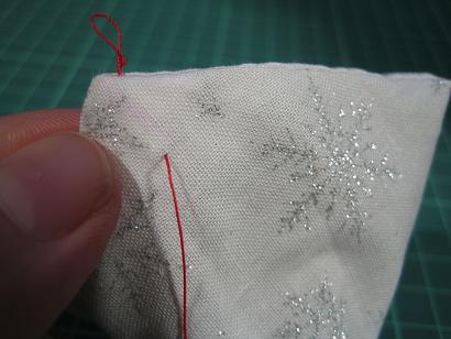 少し離れたところに糸を出す。