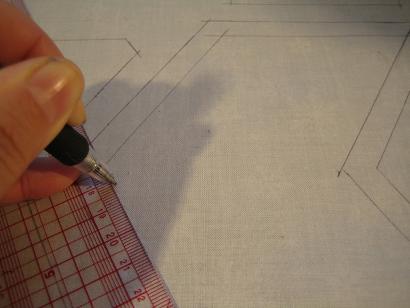 型紙を外して縫い線を記す。