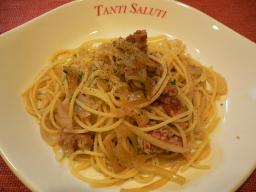 タンティサルティ　サルシッチャと玉ねぎの塩味のパスタ
