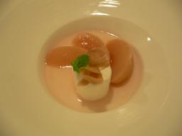 ラタヴェルナ　桃の白ワインコンポート　ヨーグルトパルフェ