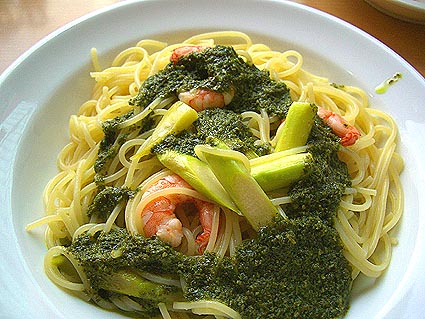 海老とアスパラバジルソースのパスタ