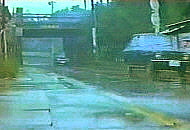 ガード下通過！