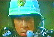 武者震いする男