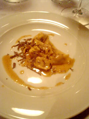 鶏のペースト入り自家製アニョロッティしっかりしたソースで